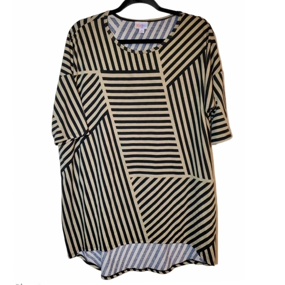 3/$30 💋 LulaRoe Geometric Stripes High-Low Tee
